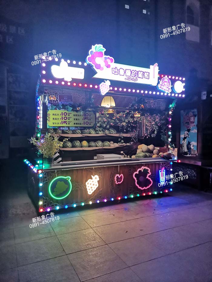 吐魯番的葡萄花車(chē)亮化夜間效果