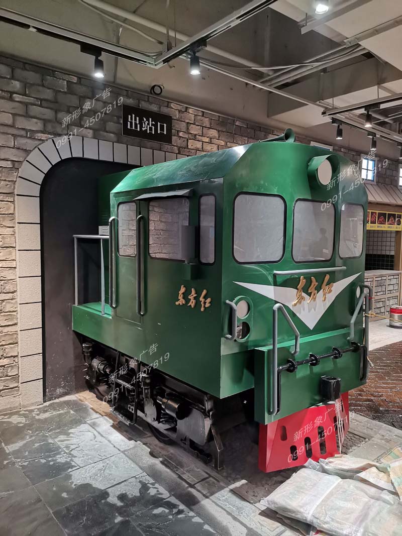 商業(yè)街情景造型設計制作，商場(chǎng)美陳造型裝飾。東方紅火車(chē)頭設計制作